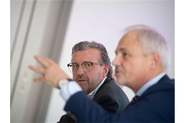 Die beiden Hauptgeschäftsführer des Verbandes Südwestmetall Peer-Michael Dick und Wolfgang Wolf nehmen an einer Pressekonferenz teil. Foto: Marijan Murat/dpa/archivbild