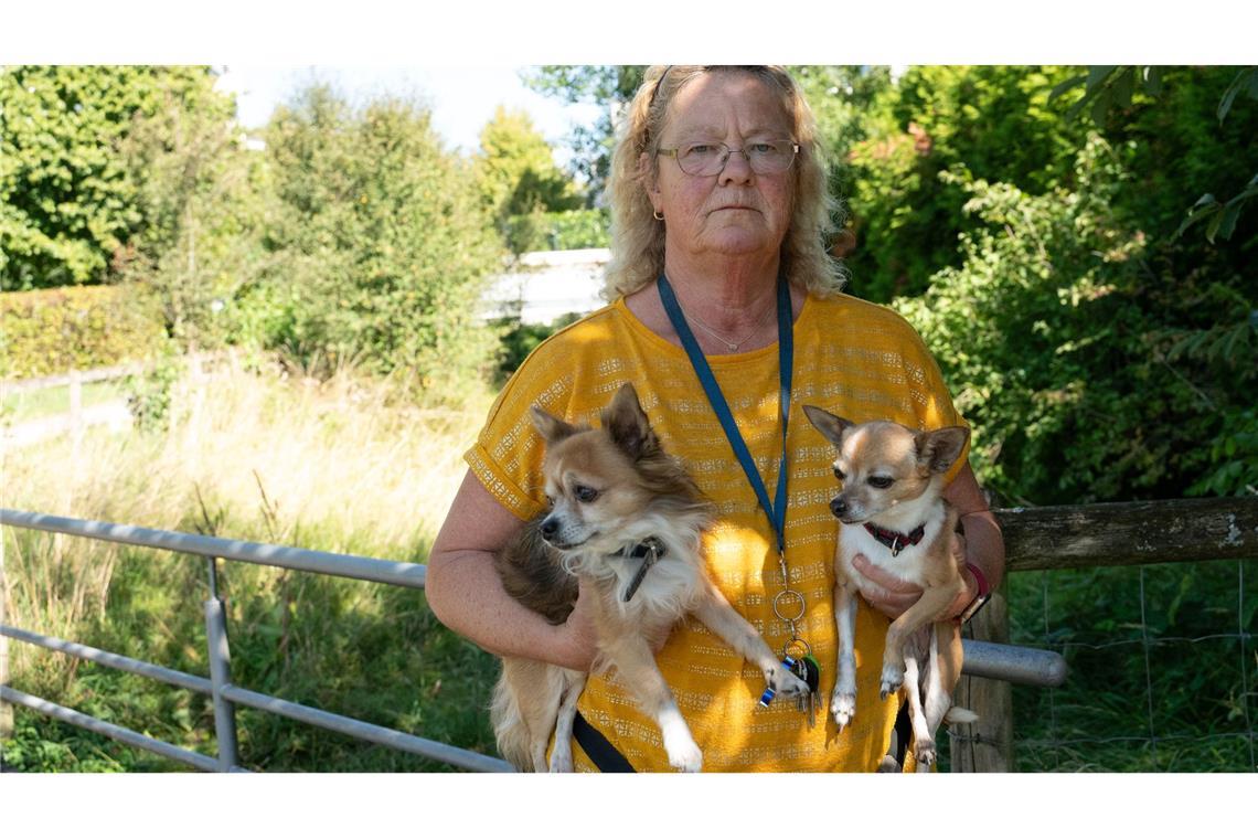 Koffer mit Leiche im Bach - Soko "Trolley" vor einem Rätsel Die beiden Hunde von Petra Hanke witterten den Geruch der Kofferleiche schon früh.