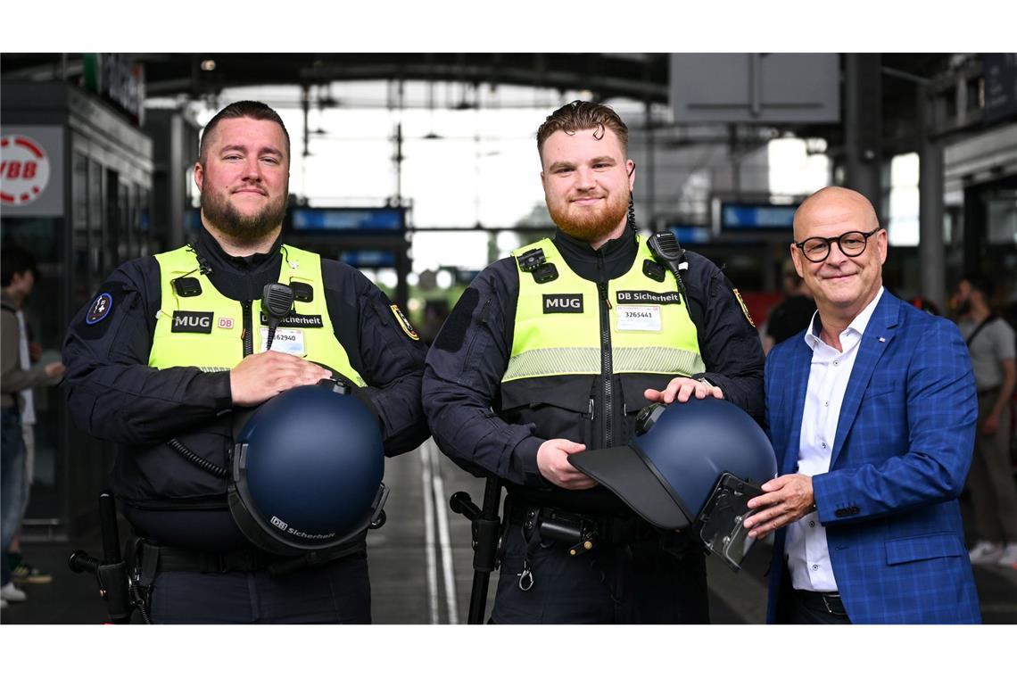 Die beiden Initiatoren des Pilotenprojekts mit ihren Schutzhelmen.