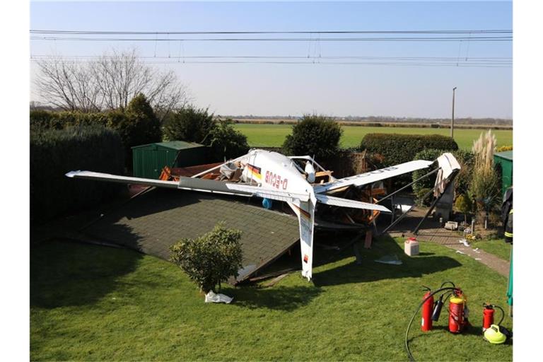 Die beiden Insassen konnten sich selbst aus dem Flugzeug retten. Foto: Sebastian Klemm/dpa