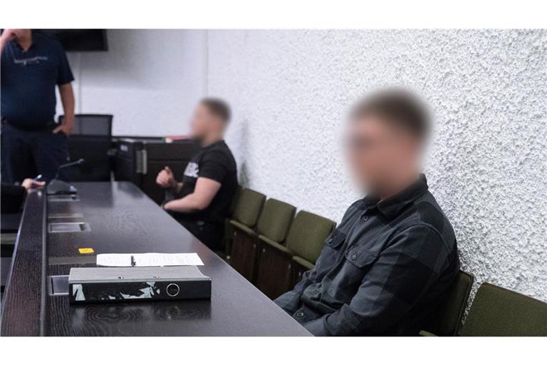 Die beiden jungen Männer sollen im Oktober und November 2023 Bombendrohungen an mehrere Einrichtungen und Institutionen verschickt haben.