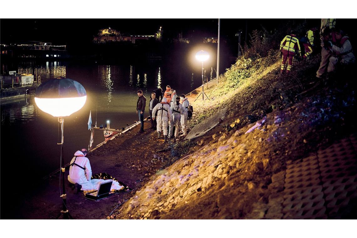 Die beiden Kinder saßen noch im Auto. Das Mädchen ertrinkt, vom Jungen Hugo keine Spur.