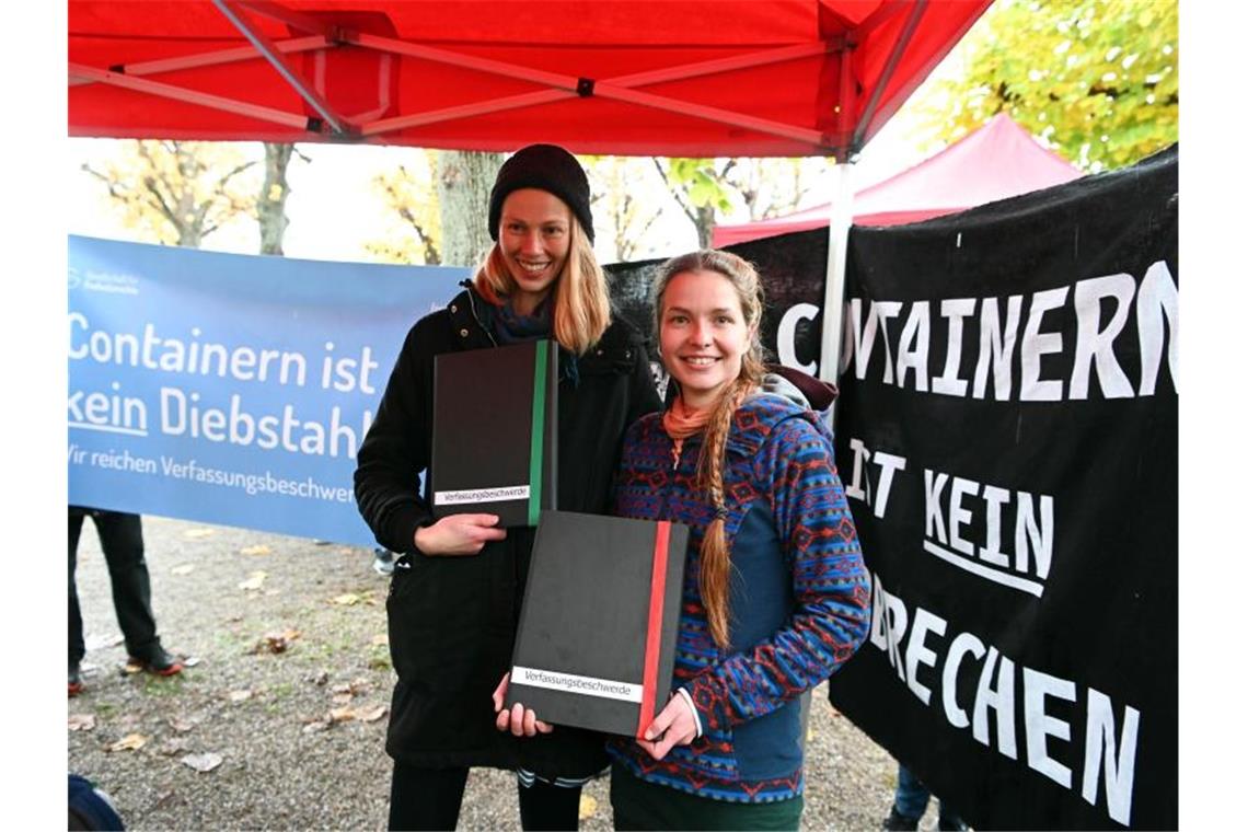 Die beiden Klägerinnen Caro (l.) und Franzi protestieren vor dem Bundesverfassungsgericht gegen die Strafbarkeit des „Containern“. Foto: Uli Deck/dpa