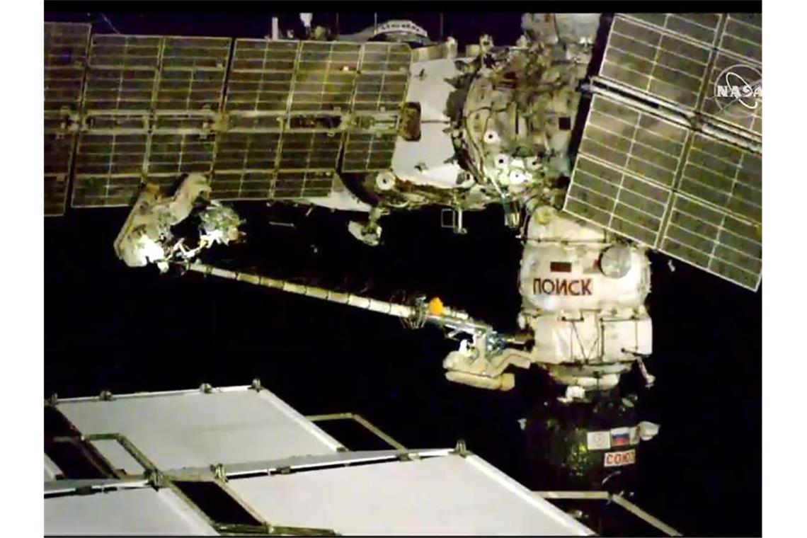 Die beiden Kosmonauten der ISS bei ihrem Außeneinsatz. Foto: NASA/TV