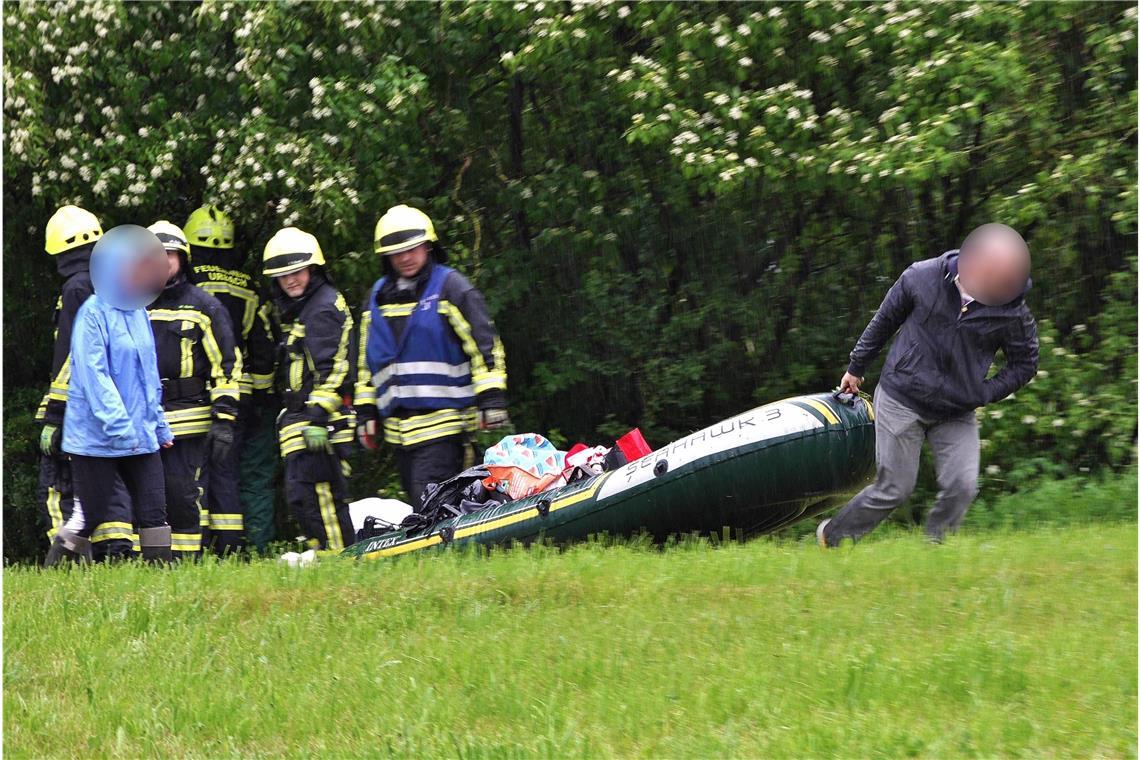 Feuerwehr rettet zwei Männer aus Schlauchboot Die beiden Männer blieben unverletzt. Foto: Kevin Lermer/7aktuell.de