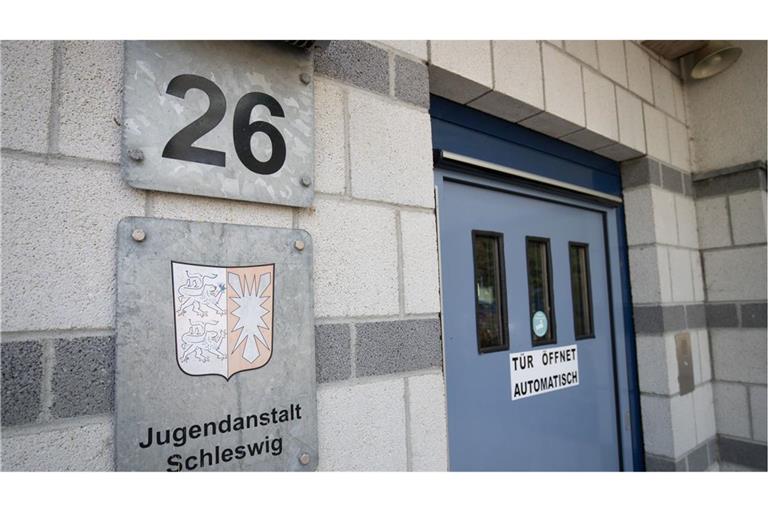 Die beiden Mitarbeiterinnen der Jugendanstalt sollen einen Gefangenen begünstigt haben.