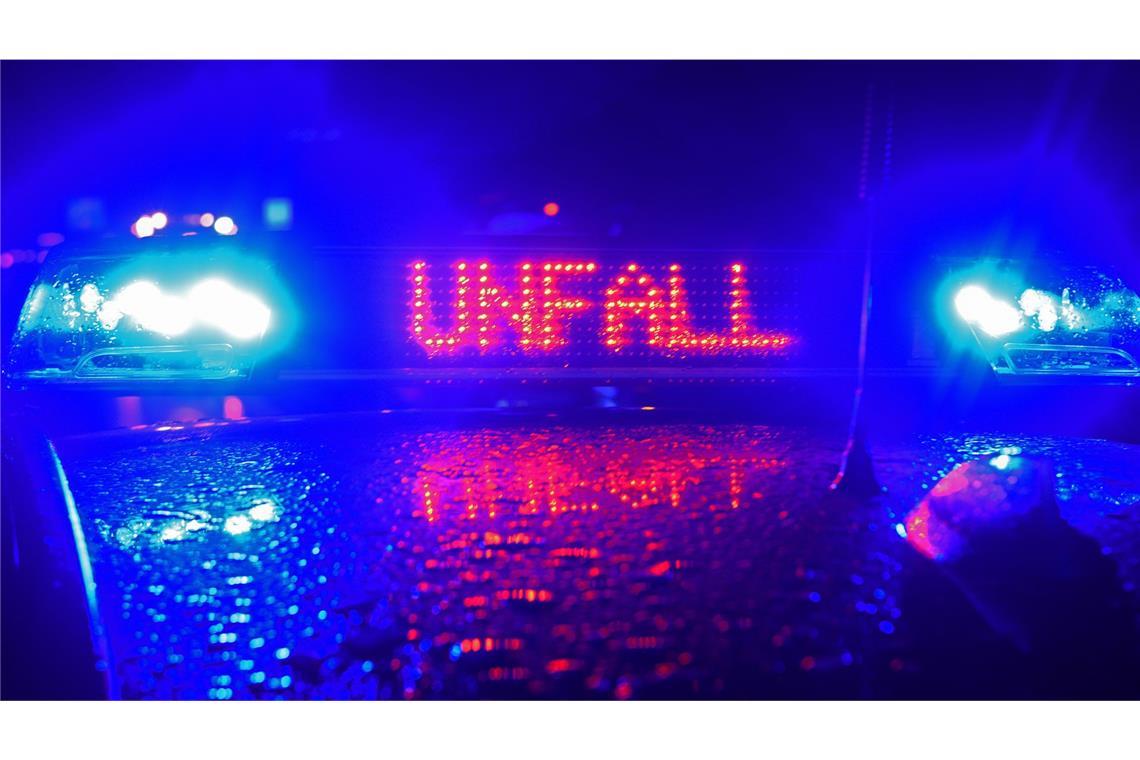 Die beiden Personen wurden nach dem Unfall von der Feuerwehr aus dem Auto befreit (Symbolbild).