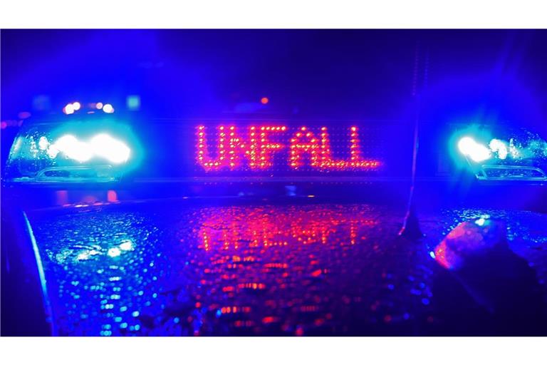 Die beiden Personen wurden nach dem Unfall von der Feuerwehr aus dem Auto befreit (Symbolbild).