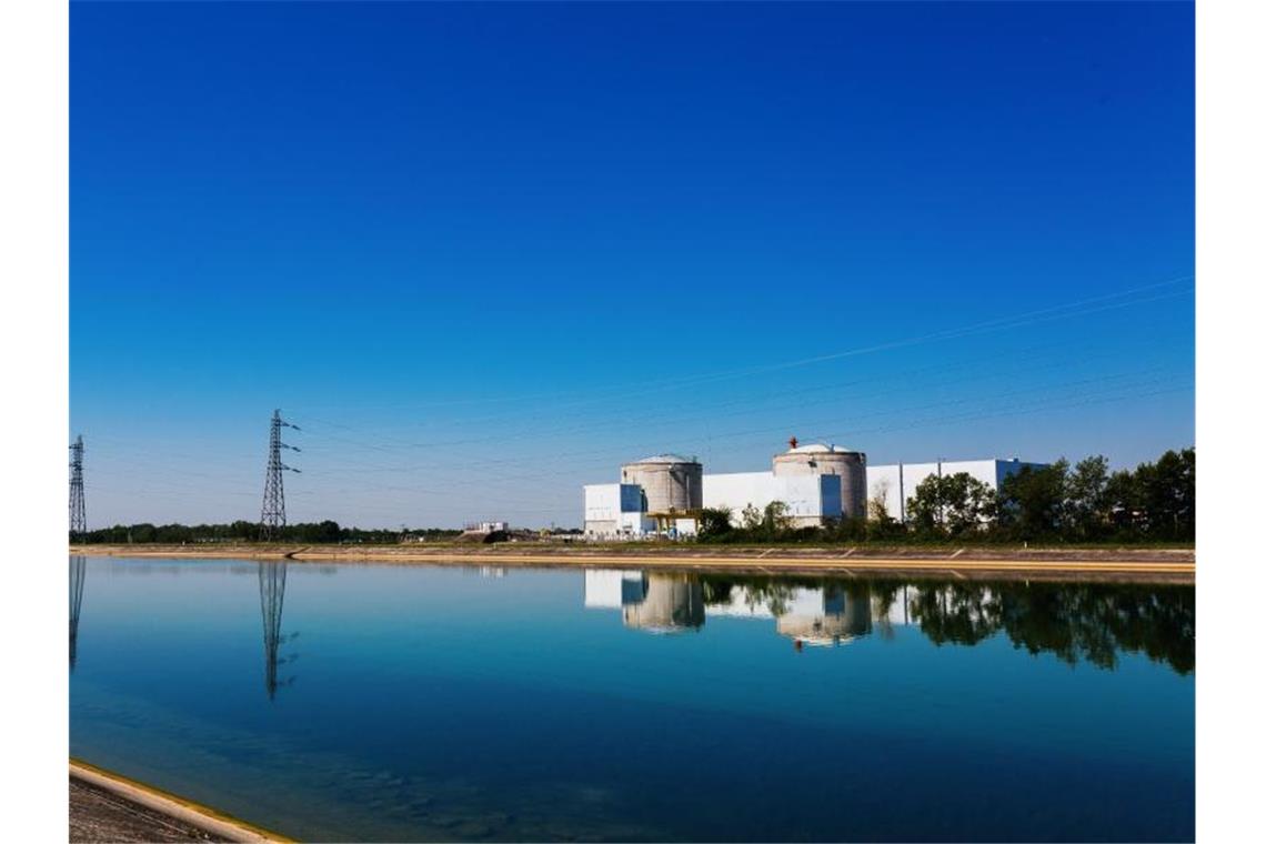 Die beiden Reaktorgebäude des Kernkraftwerk (AKW) Fessenheim und eine anliegende Halle. Foto: Philipp von Ditfurth/dpa/Archivbild