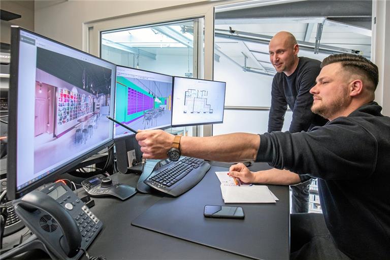 Die beiden Schreinermeister Alexander Arnold (rechts) und Mike Oberste-Brink gestalten vornehmlich Innenräume. Eines ihrer Vorzeigeprojekte ist der Innenausbau des Wollladens Wollin im Biegel in Backnang. Auf den Monitoren sieht man die verschiedenen Planungsschritte, von der ersten Schemaskizze (rechts) über das 3-D-Modell (Mitte) bis hin zum Istzustand. Fotos: A. Becher