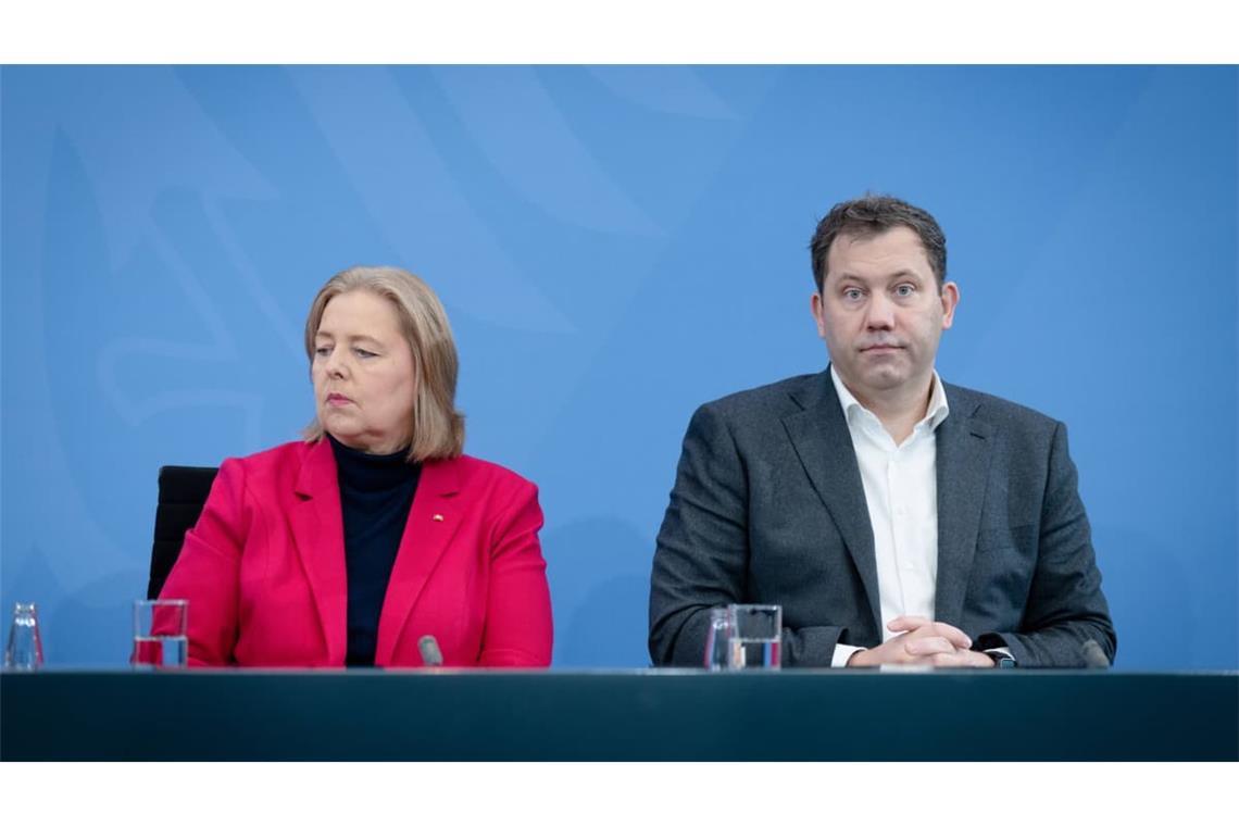 Die beiden SPD-Chefs Bärbel Bas und Lars Klingbeil (re.) sind sich einig: Die AfD muss weg.