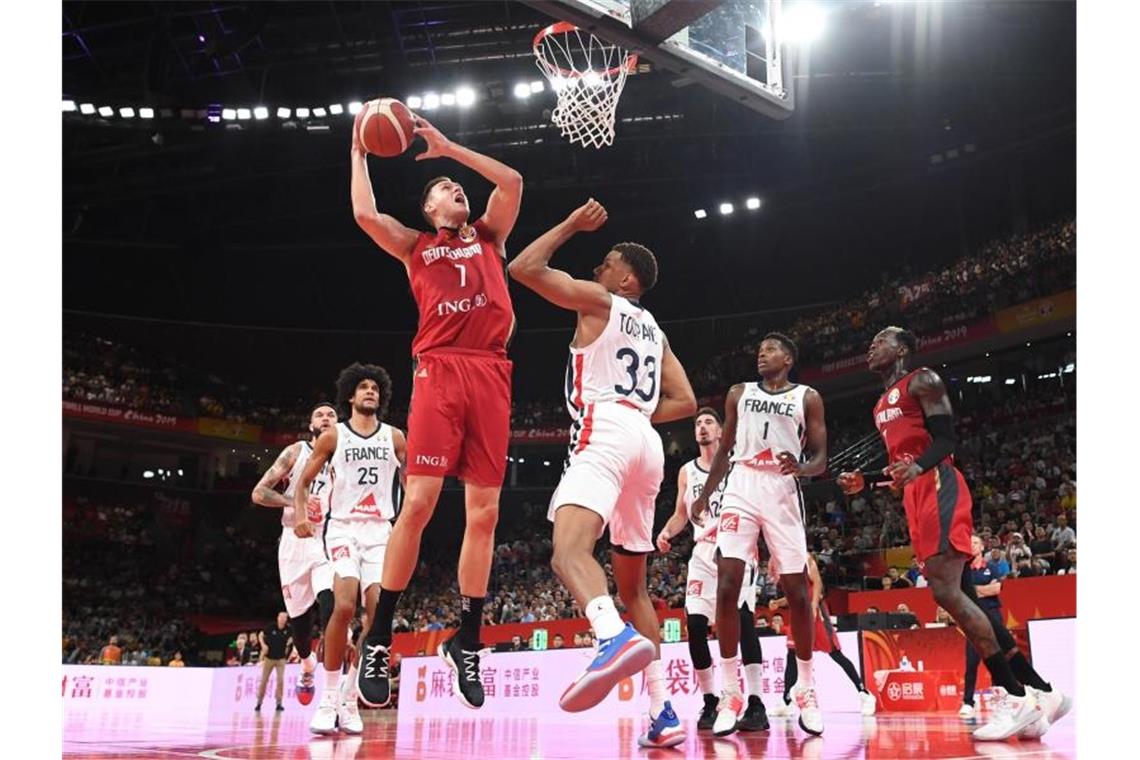 „Das entscheidende Spiel“: Basketballer setzen auf WM-Wende „Die beiden Spiele müssen wir gewinnen“, sagt Center Johannes Voigtmann (3.vl) über die kommenden Aufgaben. Foto: Swen Pförtner