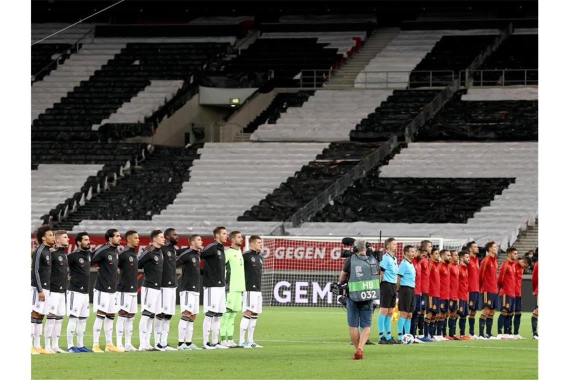 Bitteres Remis gegen Spanien - Werner-Tor reicht nicht Die beiden Teams lauschen vor Spielbeginn vor leeren Rängen in Stuttgart den Nationalhymnen. Foto: Christian Charisius/dpa