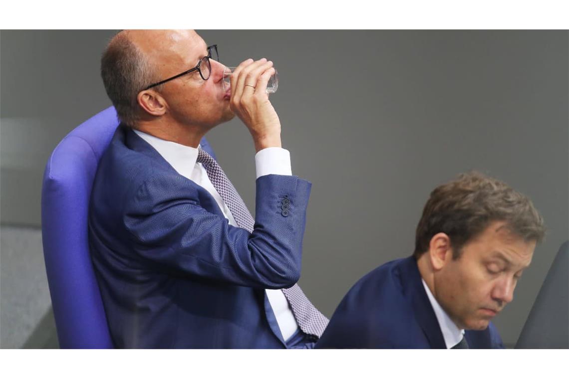 Die beiden teutonischen Krieger "Asterix" Merz (li.) und "Obelix" Klingbeil im Bundestag.