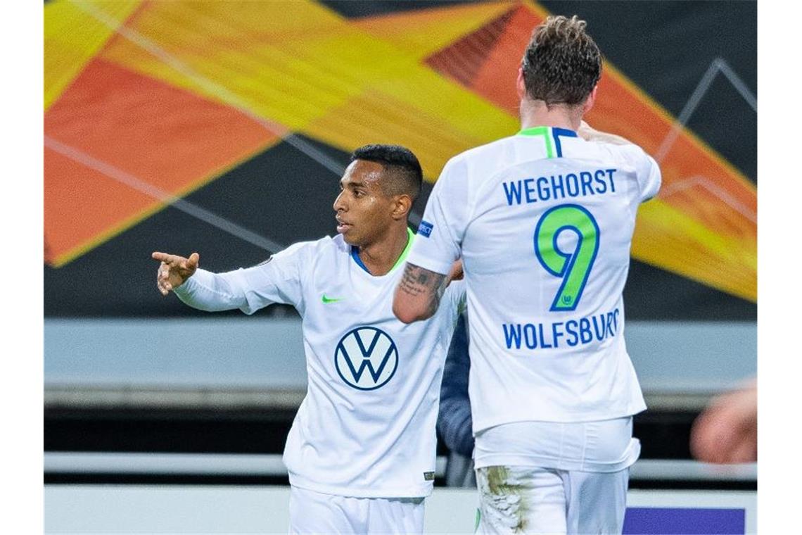 Nach 2:0-Führung: Wolfsburg verspielt Sieg in Gent Die beiden Tore von Joao Victor (l) und Wout Weghorst reichten Wolfsburg in Gent nicht zum Sieg. Foto: Guido Kirchner/dpa