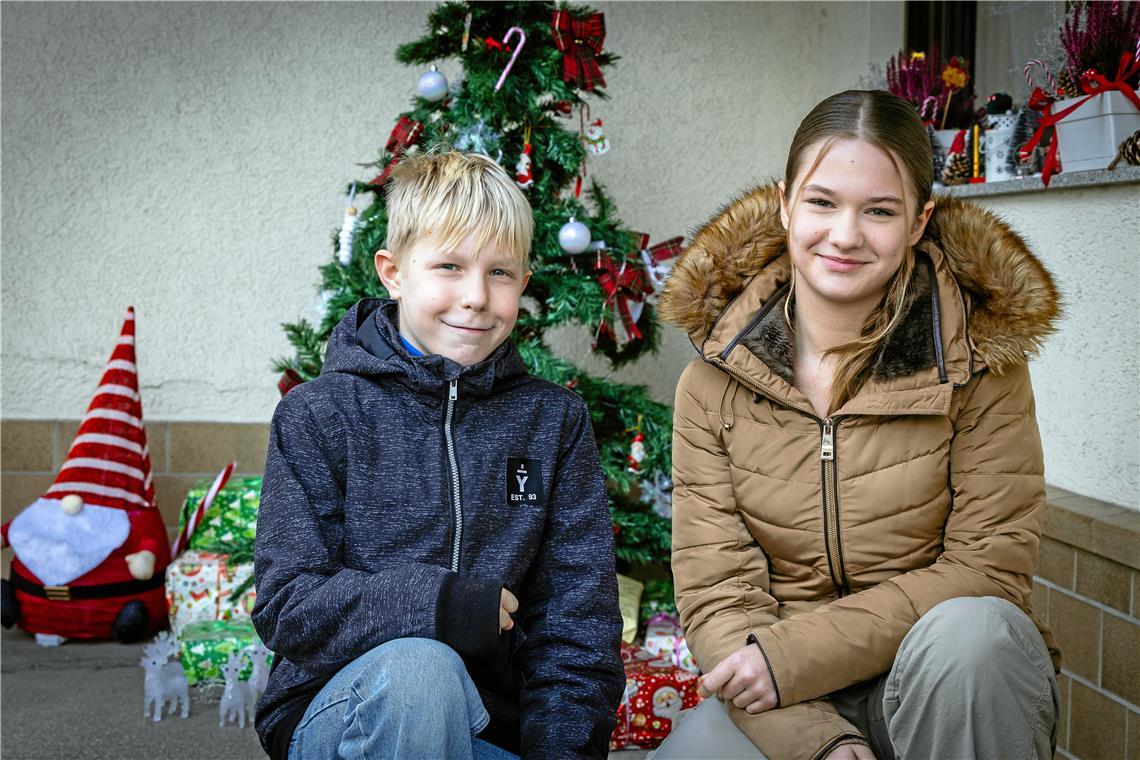 Die beiden „unechten Zwillinge“, wie Nico (14 Jahre) und Ciara Juras (13), genannt werden, haben beide an Heiligabend Geburtstag. Geplant war das nicht, aber sie machen das Beste daraus. Foto: Alexander Becher
