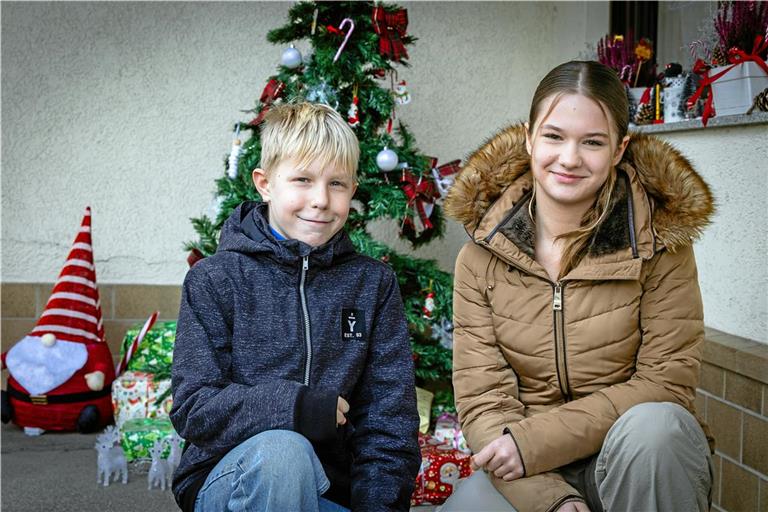Die beiden „unechten Zwillinge“, wie Nico (14 Jahre) und Ciara Juras (13), genannt werden, haben beide an Heiligabend Geburtstag. Geplant war das nicht, aber sie machen das Beste daraus. Foto: Alexander Becher