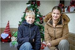 Die beiden „unechten Zwillinge“, wie Nico (14 Jahre) und Ciara Juras (13), genannt werden, haben beide an Heiligabend Geburtstag. Geplant war das nicht, aber sie machen das Beste daraus. Foto: Alexander Becher