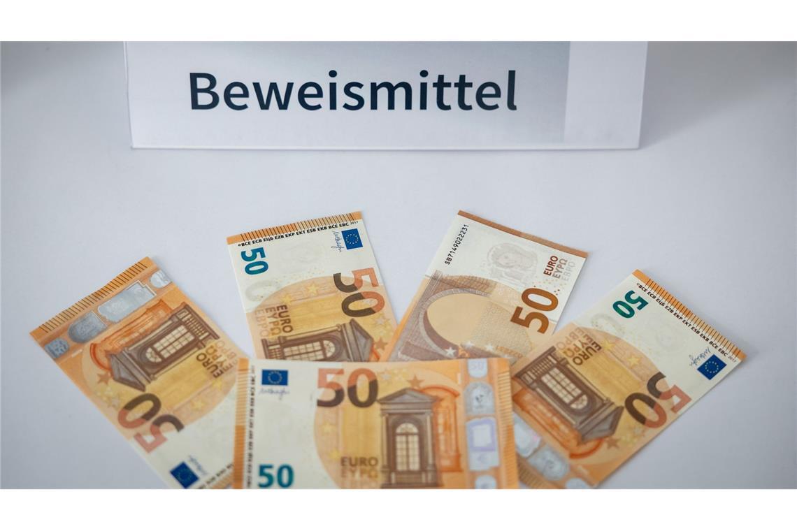 Die beiden Verdächtigen sollen nach bisherigem Ermittlungsstand mehr als 300.000 Euro Falschgeld hergestellt und in Umlauf gebracht haben.