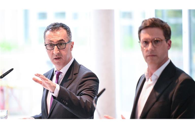 Die beiden Verhandlungsführer der Koalitionsverhandlungen in Baden-Württemberg, Cem Özdemir (l, Bündnis 90 / Die Grünen) und Manuel Hagel (CDU) geben im Foyer des Hauses der Abgeordneten eine gemeinsame Pressekonferenz.