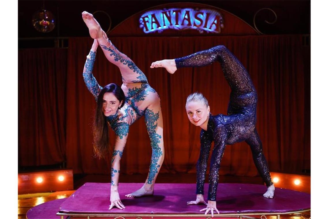 Zirkus nimmt aus Ukraine geflohene „Schlangenmädchen“ auf Die beiden Zirkus-Artistinnen Lana (l) und Tanja zeigen im Zirkus „Fantasia“ eine Darbietung. Foto: Uwe Anspach/dpa/Archivbild