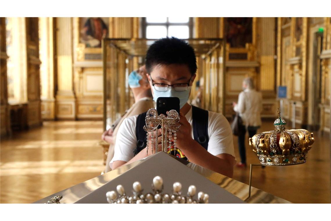 Sicherheitsdebatte: Wie war Einbruch in Louvre möglich? Die beim Einbruch in den Louvre erbeuteten Schmuckstücke sind von unschätzbarem Wert (Archivbild).