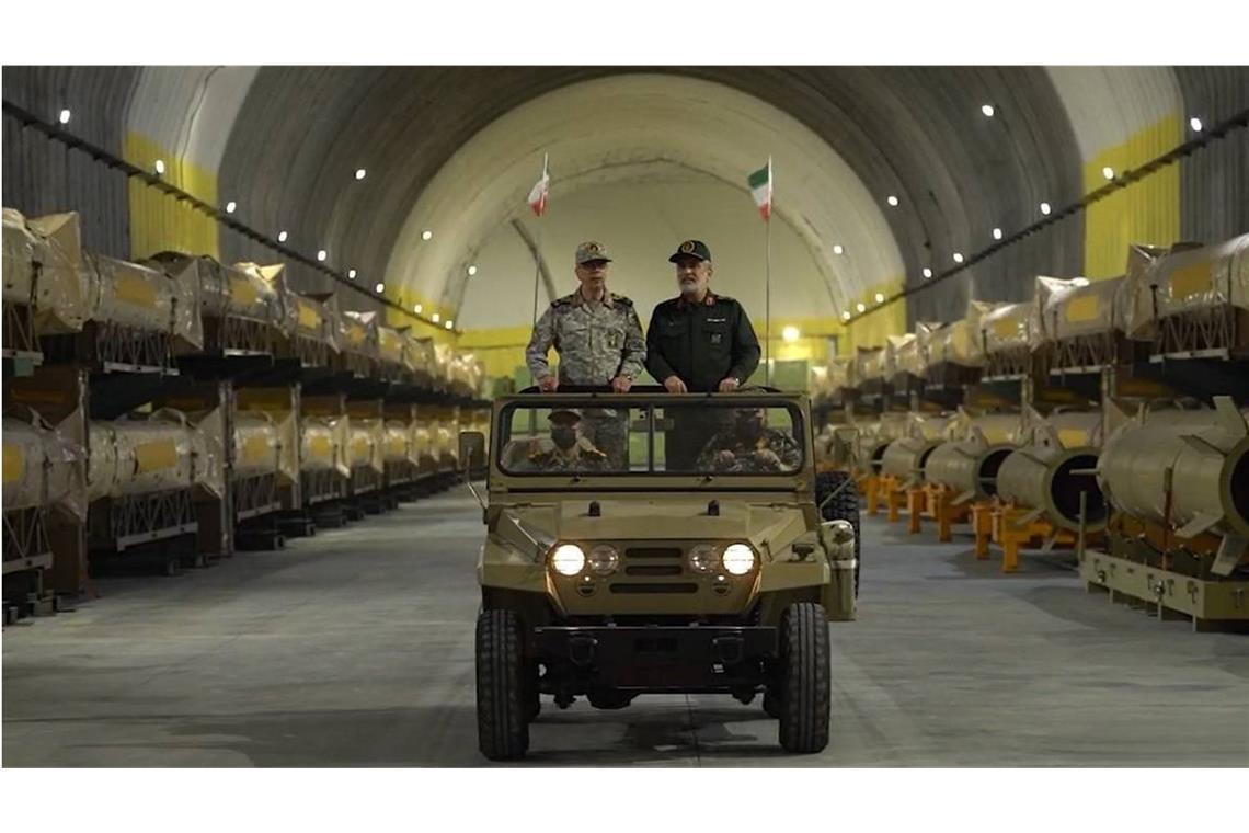 Die beim  israelischen Luftschlag vom 13. Juni 2025 getöteten Hossein Salami (re.), Chef der iranischen Revolutionsgarden, und Mohammad Hossein Baghri (li.), Generalstabschef der Streitkräfte Irans, inspizieren am 26. März 2025 eine unterirdische Lagerstätte für Drohne und Raketen.
