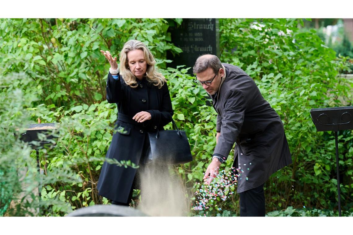 Abschied mit großer Geste: Peymann in Berlin beigesetzt Die Beisetzung fand auf dem Dorotheenstädtischen Friedhof statt. Hier wirft Sarah Wedl-Wilson, Berliner Kultursenatorin, Konfetti.
