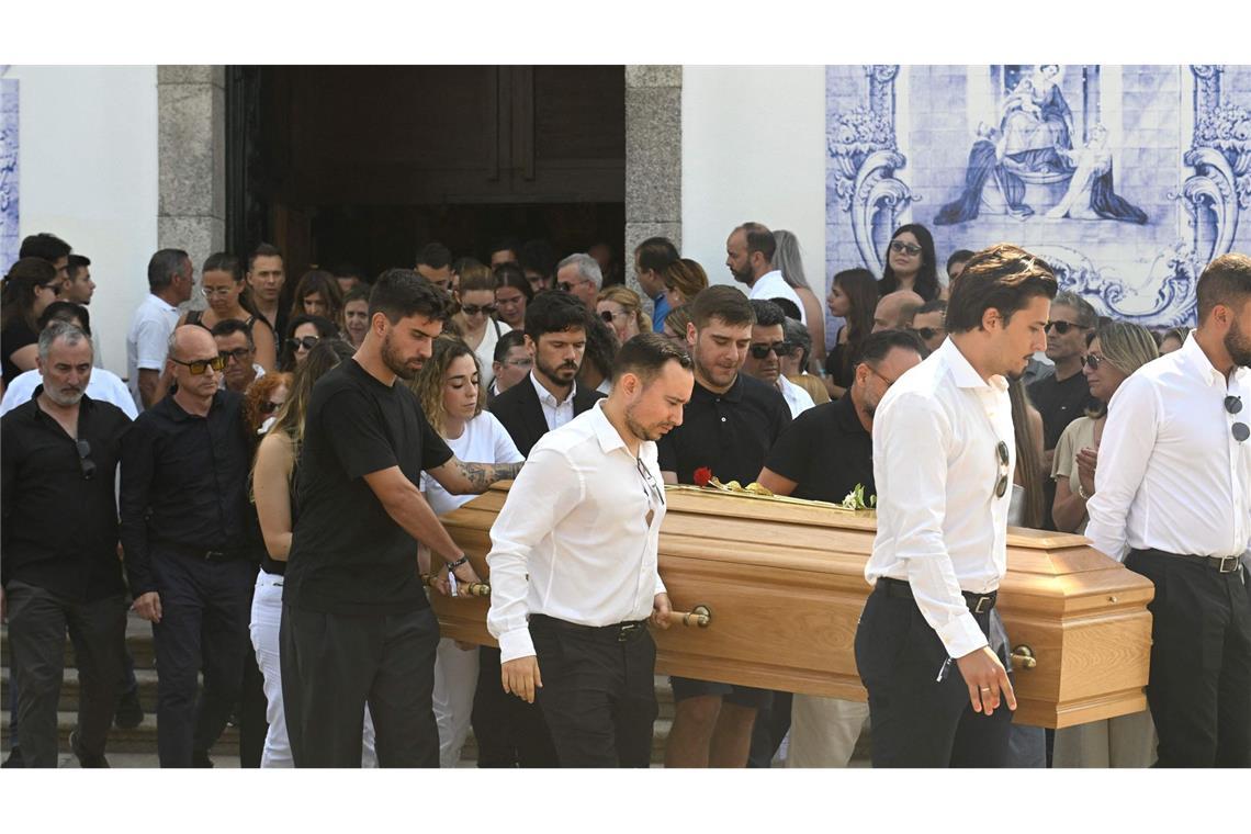 Fußballstars nehmen Abschied von Diogo Jota und Bruder André Die Beisetzung fand in Gondomar statt.