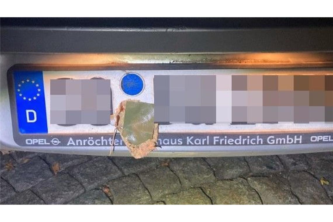 Die beklebten Kennzeichen stellte die Polizisten sicher.