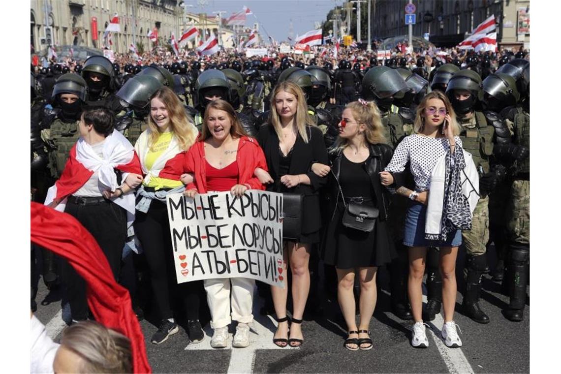Tausende Frauen protestieren in Belarus gegen Lukaschenko Die belarussische Opposition hat in der Hauptstadt Minsk und in zahlreichen anderen Städten zum sogenannten „Marsch der Frauen“ aufgerufen. Foto: Uncredited/AP/dpa