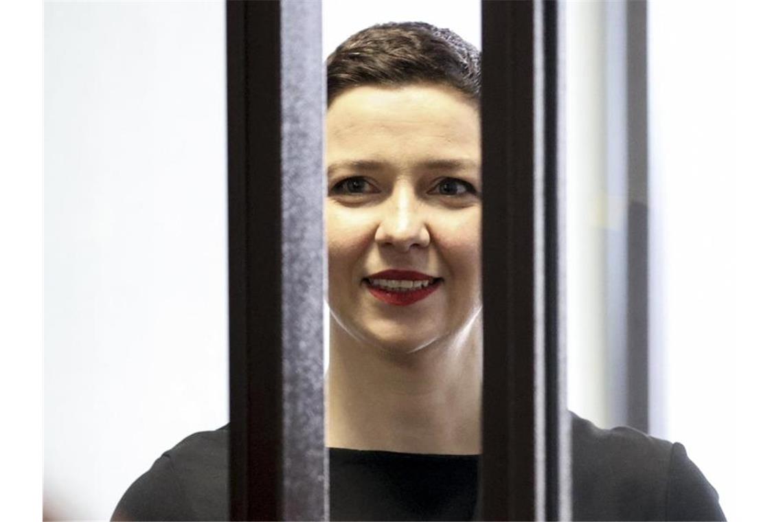 Die belarussische Oppositionelle Maria Kolesnikowa steht bei einer Gerichtsverhandlung in einem vergitterten Käfig. Foto: Ramil Nasibulin/BelTA/AP/dpa/Archivbild