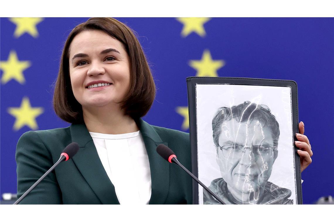 EU-Parlament verleiht Sacharow-Preis an Journalisten in Haft Die belarussische Oppositionsführerin Swetlana Tichanowskaja zeigt ein Bild von Andrzej Poczobut.