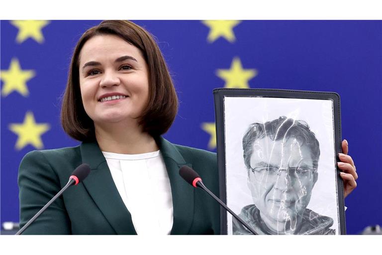 Die belarussische Oppositionsführerin Swetlana Tichanowskaja zeigt ein Bild von Andrzej Poczobut.
