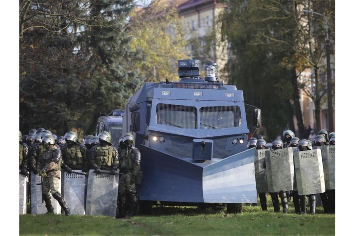 Zahl der festgenommenen Demonstranten in Belarus gesunken Die belarussische Polizei hat während einer Protestkundgebung der Opposition eine Straßensperre errichtet. Foto: Uncredited/AP/dpa