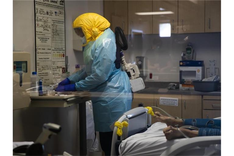 Die Belastung von Krankenschwestern durch Covid-19-Patienten in den USA nimmt wieder zu. Foto: Jae C. Hong/AP/dpa