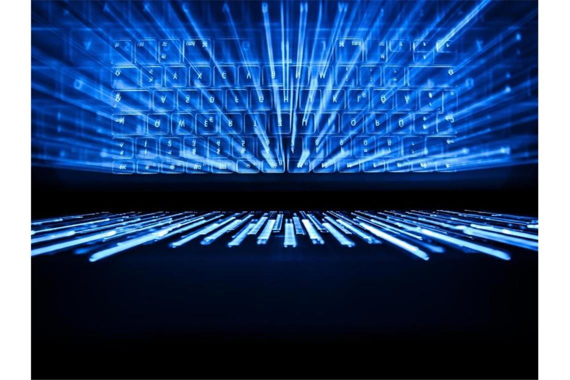 Cyberattacke auf SRH-Stiftung: Kliniken weiter offline Die beleuchtete Tastatur eines Laptops spiegelt sich im Bildschirm. Foto: Silas Stein/dpa/Illustration