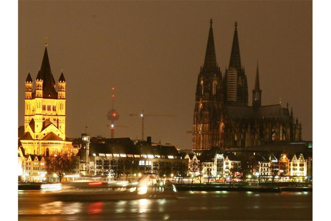 Die Beleuchtung des Kölner Doms ist in Köln kurzzeitig abgeschaltet. Statt Feuerwerk sollen die Kölner in diesem Jahr das Licht an und aus machen. Foto: Fredrik von Erichsen/dpa