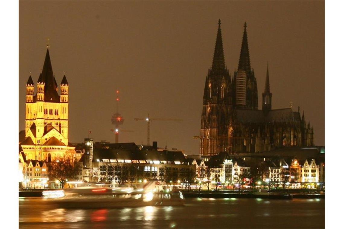Kölner sollen an Silvester Licht an und aus machen Die Beleuchtung des Kölner Doms ist in Köln kurzzeitig abgeschaltet. Statt Feuerwerk sollen die Kölner in diesem Jahr das Licht an und aus machen. Foto: Fredrik von Erichsen/dpa