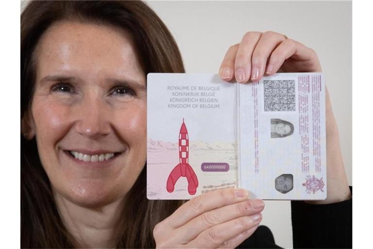 Die belgische Außenministerin Sophie Wilmes mit dem neuen belgischen Reisepass mit einer Zeichnung der Rakete von "Tim und Struppi". Foto: Benoit Doppagne/BELGA/dpa