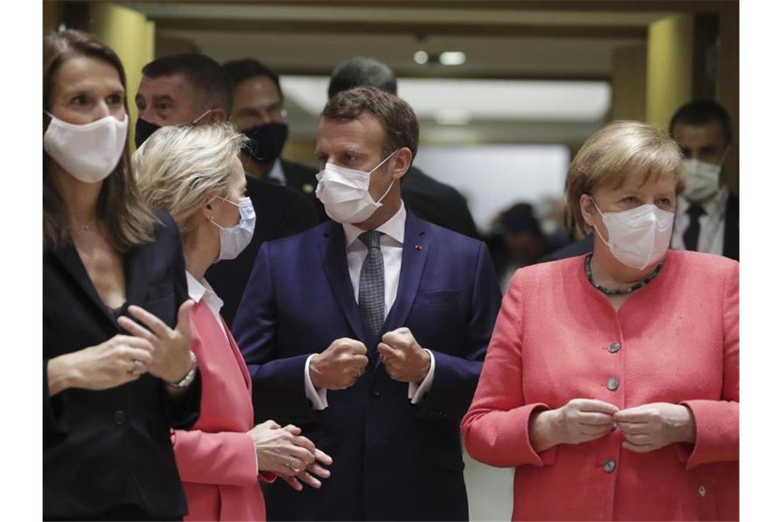 Die belgische Premierministerin Sophie Wilmes (l-r), die EU-Kommissionspäsidentin Ursula von der Leyen, der französische Präsident Emmanuel Macron und Bundeskanzlerin Angela Merkel stehen beim EU-Gipfel zusammen. Foto: Stephanie Lecocq/EPA Pool/AP/dpa