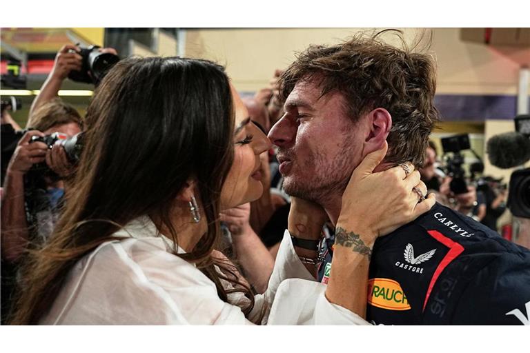Die Belohnung für die Pole Position bekommt Max Verstappen von Freundin Kelly Piquet.