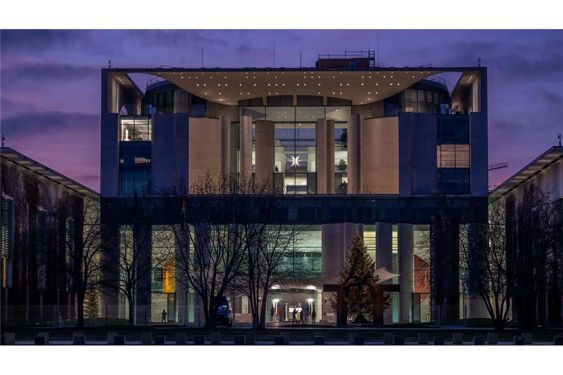 Die Beratungen dauerten auch nach Einbruch der Dunkelheit noch an.