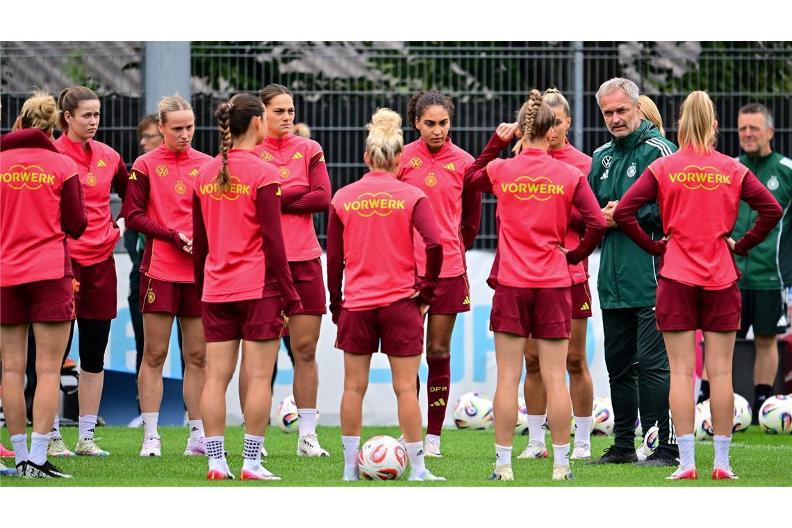 Die Beratungen vor dem Spanien-Spiel laufen.