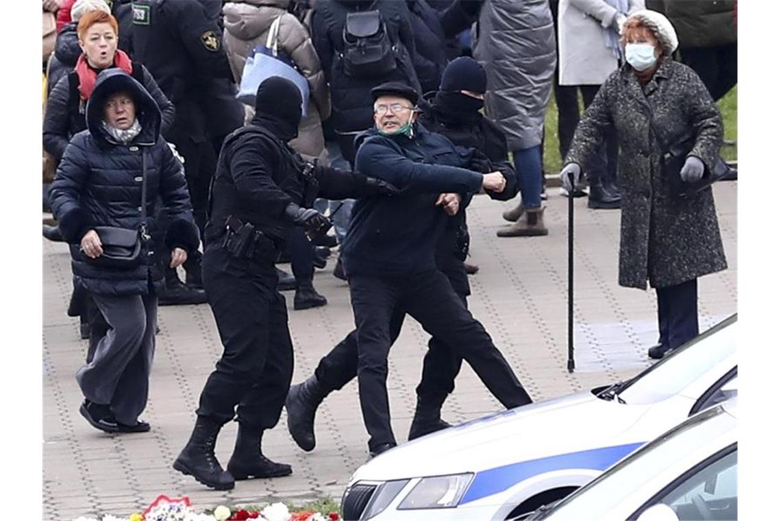Mehr als 1000 Festnahmen bei Protest gegen Lukaschenko Die Bereitschaftspolizei verhaftet einen Mann am Rande einer Demonstration der Opposition gegen die offiziellen Wahlergebnisse der Präsidentschaftswahl. Foto: AP/dpa