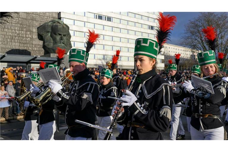 Die Bergparade zum Abschluss des Kulturhauptstadtjahres zieht am Chemnitzer Karl-Marx-Monument vorbei.