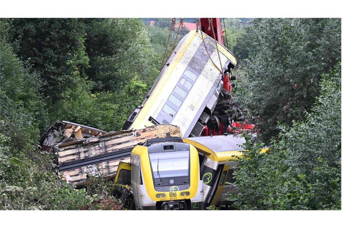 Die Bergung des Regionalexpress auf der Strecke bei Riedlingen hat am Montagnachmittag begonnen.