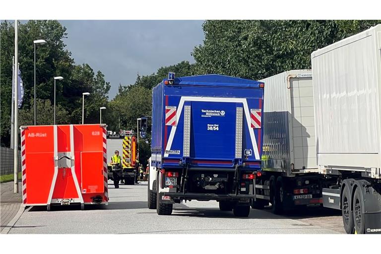 Die Bergungsarbeiten dauern mehrere Stunden nach dem Unfall in einem Kieler Gewerbegebiet an.