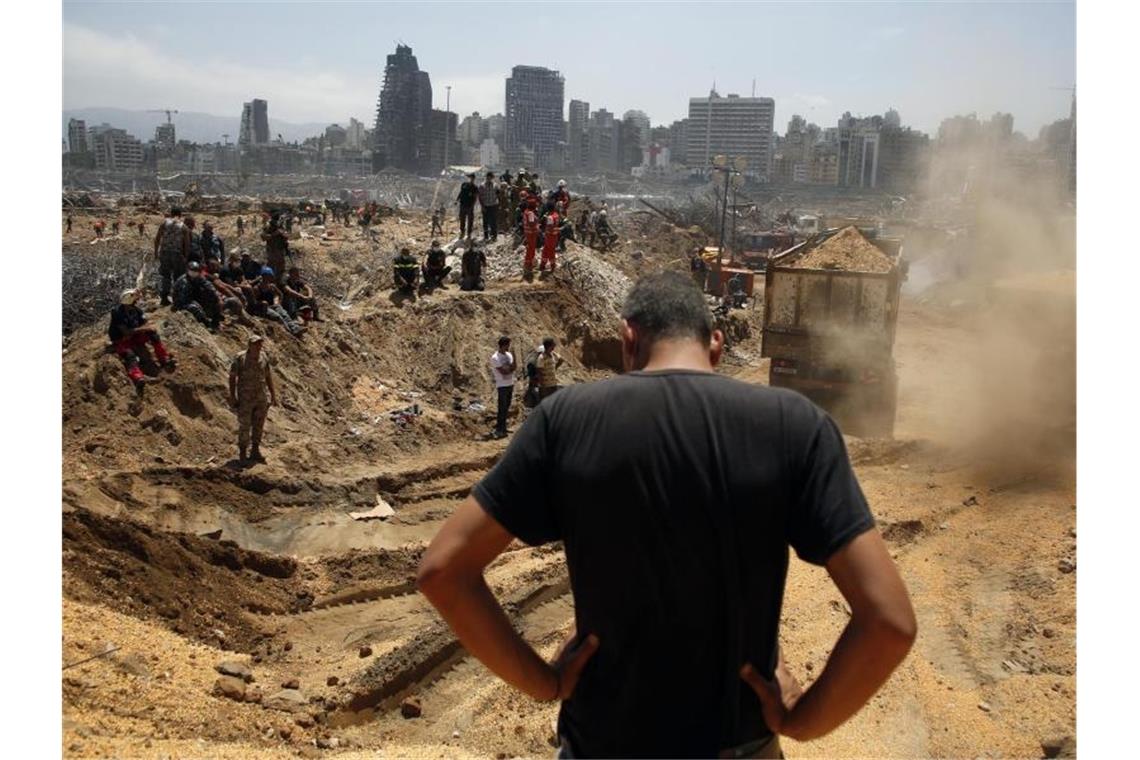 Die Bergungsarbeiten in den Trümmern des Beiruter Hafens kommen nur langsam voran. Foto: Thibault Camus/AP/dpa