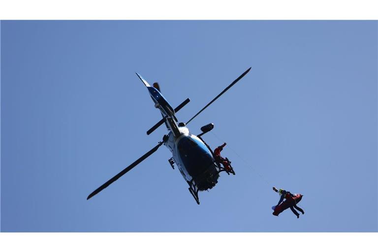 Die Bergwacht war mit einem Helikopter im Einsatz. (Symbolbild)